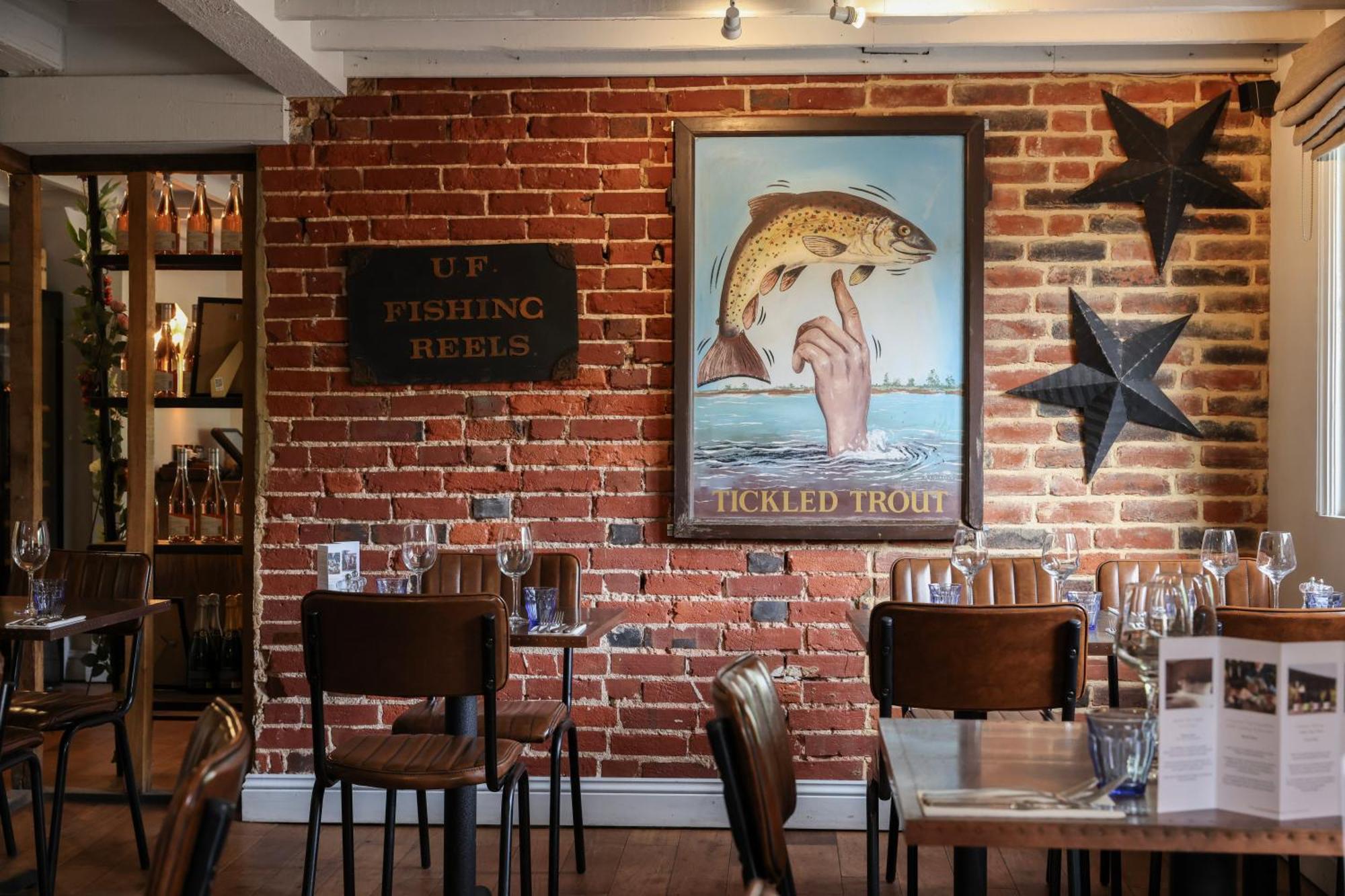 מלון מיידסטון The Tickled Trout מראה חיצוני תמונה
